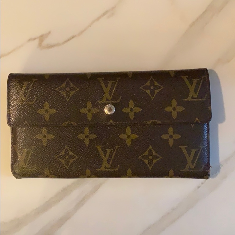 MOVING SALE! Louis Vuitton wallet🌙